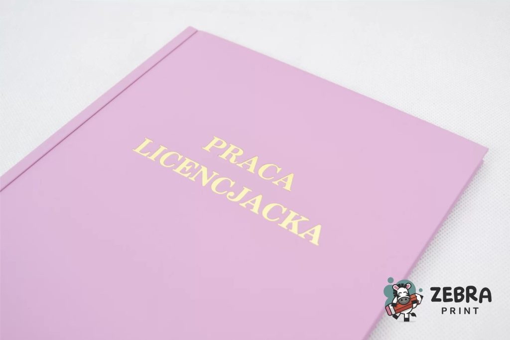 Okładka ze złotym napisem „praca licencjacka”